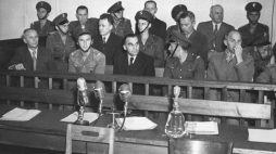 Warszawa 1951. Pokazowy proces generałów (31.07-13.08.1951) przed Najwyższym Sądem Wojskowym. Na zdj. w ławach siedzą, w pierwszym rzędzie (od lewej): gen. brygady S. Tatar, płk M. Utnik, płk S. Nowicki; w drugim rzędzie (od lewej): mjr W. Roman, płk M. Jurecki; w trzecim rzędzie (od lewej): gen. br. F.Herman, mjr Sz. Wacek, gen. S. Mossor. Fot. PAP/S. Wdowiński