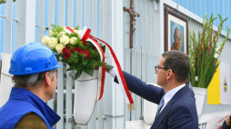 Gdańsk, 31.08.2021. Premier Mateusz Morawiecki (P) podczas uroczystości złożenia kwiatów przy historycznej Bramie nr 2 Stoczni Gdańskiej, 31 bm. Uroczystość poprzedziła przemarsz do Bazyliki św. Brygidy w Gdańsku. Trwają obchody 41. rocznicy podpisania Porozumień Sierpniowych. Fot. PAP/A. Warżawa 