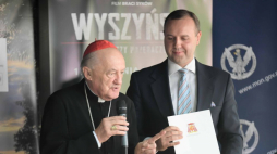 Warszawa, 03.08.2021. Reżyser i producent filmu Tadeusz Syka (P) i metropolita warszawski kard. Kazimierz Nycz (L) podczas konferencji prasowej, 3 bm. w pawilonie kulturalnym „Niepodległa. Miejsce Spotkań” w Warszawie. Spotkanie dot. wojennego filmu fabularnego pt. "WYSZYŃSKI - zemsta czy przebaczenie", opowiadającego historię księdza porucznika Stefana Wyszyńskiego – kapelana Armii Krajowej, działającego w okresie Powstania Warszawskiego pod pseudonimem „Radwan III”. Fot. PAP/M. Obara 