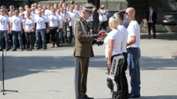 Szef SGWP generał Rajmund Andrzejczak (C) podczas przekazania flagi uczestnikom rajdu motocyklowego z okazji Święta Wojska Polskiego w Sztabie Generalnym WP w Warszawie. 13.08.2021. Fot. PAP/A. Zawada