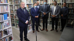 Wicepremier, minister kultury, dziedzictwa narodowego i sportu Piotr Gliński (L), Dyrektor Narodowego Centrum Kultury Rafał Wiśniewski (2L) oraz burmistrz Radzymina Krzysztof Chaciński (2P) podczas konferencji prasowej w Bibliotece Publicznej Miasta i Gminy Radzymin. Fot. PAP/W. Olkuśnik