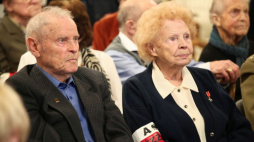 Halina Bieżan-Glonek ps. Lalunia (P) i Waldemar Sielicki ps. Mały (L) podczas pierwszej rocznicy inauguracji działalności Dziennego Domu Wsparcia dla Powstańców w Warszawie. 20.11.2019. Fot. PAP/M. Marek