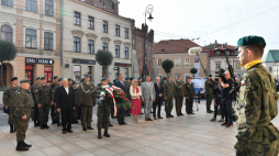 zef Urzędu do Spraw Kombatantów i Osób Represjonowanych Jan Józef Kasprzyk (P) podczas uroczystości złożenia kwiatów pod tablicami poświęconymi Legionom Józefa Piłsudskieg oraz pracownikom Urzędu Miejskiego poległym w trakcie II wojny światowej przy pl. Łokietka w Lublinie. Fot. PAP/W. Jargiło