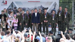 Minister obrony narodowej Mariusz Błaszczak (C) i odznaczeni medaliści Igrzysk Olimpijskich w Tokio podczas pikniku „Zostań Żołnierzem RP” w Ossowie. Fot. PAP/L. Szymański