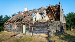 Drewniana chata mennonicka na cmentarzu ewangelicko-augsburskim we Włęczu. Fot. PAP/T. Żmijewski