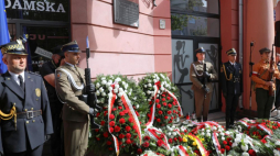 Uroczystość złożenia kwiatów przed tablicą upamiętniającą podpisanie przez płk. dypl. Antoniego Chruściela „Montera” rozkazu rozpoczęcia Powstania Warszawskiego. Warszawa, 01.08.2021. Fot. PAP/A. Zawada