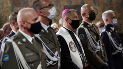 Częstochowa, 15.08.2021. Biskup polowy WP Józef Guzdek (3P) podczas modlitwy Apelu Jasnogórskiego, na Jasnej Górze w Częstochowie. Fot. PAP/W. Deska 