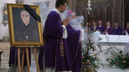 Msza święta żałobna sprawowana w intencji zmarłego arcybiskupa Henryka Hosera w bazylice katedralnej św. Michała Archanioła i św. Floriana Męczennika w Warszawie. Fot. PAP/R. Guz
