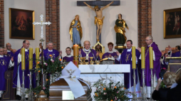 Metropolita warszawski kard. Kazimierz Nycz (4P), prymas Polski abp Wojciech Polak (4L), metropolita gdański abp Tadeusz Wojda (2P), biskup warszawsko-praski Romuald Kamiński (5L) oraz przewodniczący KEP abp Stanisław Gądecki (P) podczas uroczystości pogrzebowych abp. Henryka Hosera w bazylice katedralnej św. Michała Archanioła i św. Floriana Męczennika w Warszawie. Fot. PAP/R. Pietruszka