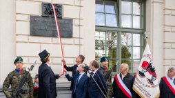 Prezes zarządu PKP SA Krzysztof Mamiński (2L), wiceminister edukacji i nauki Dariusz Piontkowski (3L-tył) i sekretarz stanu w KPRM Adam Andruszkiewicz (4P) podczas uroczystości nadania imienia Danuty Siedzikówny „Inki” dworcowi PKP w Białymstoku. Fot. PAP/M. Zieliński