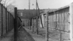 Fragment ogrodzenia i zabudowania byłego podobozu. Źródło:www.http://auschwitz.org/historia/podobozy/jawischowitz/ 