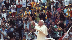 Papież Jan Paweł II wita uczestników VI Światowych Dni Młodzieży. Częstochowa, 14.08.1991. Fot. PAP/G. Rogiński