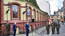 Premier Mateusz Morawiecki (3L) i aktor Stanisław Melski (2L) podczas uroczystości odsłonięcia tablicy poświęconej prezydentowi Lechowi Kaczyńskiemu. Wrocław, 27.08.2021. Fot. PAP/M. Kulczyński