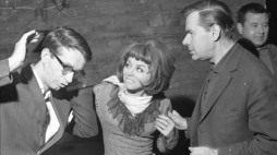 Kalina Jędrusik (2L), Jacek Fedorowicz (L), Mieczysław Czechowicz (P w tle) oraz reżyser Jan Batory (3L) na planie filmu „Lekarstwo na miłość”. 10.1965. Fot. PAP/CAF/W. Rozmysłowicz