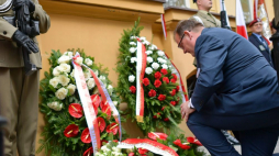 Warszawa, 17.08.2021. Szef Urzędu do Spraw Kombatantów i Osób Represjonowanych Jan Józef Kasprzyk (C-P) podczas uroczystości przed siedzibą Związku Inwalidów Wojennych RP w Warszawie, 17 bm. Z inicjatywy UdSKiOR oraz Związku Inwalidów Wojennych RP odsłonięto tablicę upamiętniającą inwalidów wojennych z Kresów Wschodnich II Rzeczypospolitej Polskiej. Fot. PAP/M. Obara 