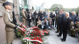 Szef Urzędu do Spraw Kombatantów i Osób Represjonowanych Jan Józef Kasprzyk (3P) i przewodniczący Rady do Spraw Kombatantów i Osób Represjonowanych Bogusław Nizieński (2P) podczas uroczystości 77. rocznicy zdobycia gmachu PAST-y przez powstańców warszawskich. Fot. PAP/T. Gzell