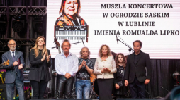 Przewodniczący Rady Miasta Lublina Jarosław Pakuła (L), wiceprezydent Lublina Beata Stepaniuk-Kuśmierzak (2L), członkowie Budki Suflera basista Mieczysław Jurecki (3L) i perkusista Tomasz Zeliszewski (4L), wdowa po Romualdzie Lipko Dorota Lipko (3P) oraz wnuczka artysty Laura Lipko (2P) i jego syn Remigiusz Lipko (P) podczas uroczystości nadania Muszli Koncertowej Ogrodu Saskiego w Lublinie imienia Romualda Lipko. Fot. PAP/W. Jargiło