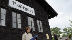 Ocalona z łódzkiego getta Zofia Lubińska Rosset podczas uroczystości złożenia kwiatów i zniczy na Stacji Radegast. Łódź, 27.08.2021. Fot. PAP/G. Michałowski