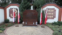 Tablica poświęcona pamięci 50 tys. mieszkańców Woli zamordowanych podczas Powstania Warszawskiego na placu Męczenników Warszawskiej Woli. Fot. PAP/T. Gzell