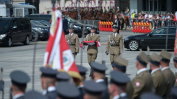 Uroczysta odprawa wart przed Grobem Nieznanego Żołnierza. Warszawa, 15.08.2021. Fot. PAP/M. Obara
