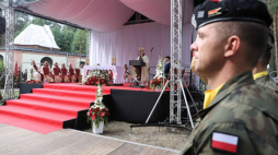 Biskup Romuald Kamiński (C) przewodniczy mszy świętej w Sanktuarium Matki Bożej Zwycięskiej w Ossowie. 15.08.2021. Fot. PAP/A. Zawada