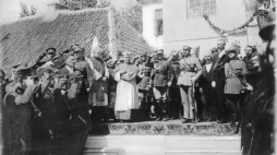Marszałek Józef Piłsudski odbiera defiladę 42. Pułku Piechoty. Widoczni m.in. biskup wielński Jerzy Matulewicz (3. na lewo od Marszałka), prezes Rady Miejskiej w Białymstoku Feliks Filipowicz (2. na prawo od Marszałka). Białystok, 21.08.1921. Fot. NAC