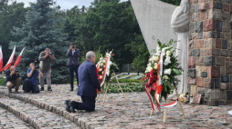 Minister Piotr Gliński uczcił pamięć żołnierzy 1. Armii WP. Źródło: Twitter/MKDNiS