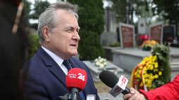Wicepremier, minister kultury, dziedzictwa narodowego i sportu Piotr Gliński podczas wypowiedzi dla mediów, po złożeniu kwiatów na Cmentarzu Poległych 1920 r. w Radzyminie. Fot.  PAP/W. Olkuśnik