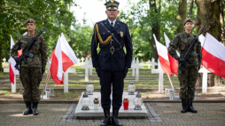 Płock, 18.08.2021. Uroczysty apel przy grobach poległych obrońców miasta z 1920 r. na Cmentarzu Garnizonowym w Płocku. Trwają obchody 101. rocznicy obrony Płocka przed armią bolszewicką. Fot. PAP/Sz. Łabiński