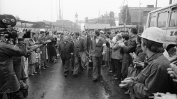 Szczecin, 30.08.1980 r. Komisja Rządowa opuszcza teren stoczni Warskiego po podpisaniu porozumienia z Międzyzakładowym Komitetem Strajkowym. PAP/CAF/J. Undro