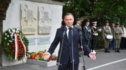 Prezydent RP Andrzej Duda (C) podczas uroczystości złożenia wieńca przed tablicami na fragmencie muru fabryki J. Franaszka. Fot. PAP/R. Pietruszka