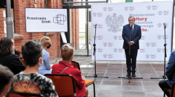 Wicepremier, minister kultury, dziedzictwa narodowego i sportu Piotr Gliński (P) podczas konferencji prasowej „Przestrzenie Sztuki 2021” w Fabryce Sztuki w Łodzi. Fot. PAP/G. Michałowski