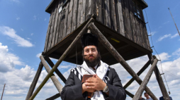 Lublin, 03.08.2021. Kantor w Międzynarodowej Synagodze w Tel Awiwie Israel Nachman podczas ceremonii przy Mauzoleum w Państwowym Muzeum na Majdanku w Lublinie. Uroczystość uhonorowania pamięć ofiar byłego niemieckiego nazistowskiego obozu koncentracyjnego na Majdanku to jeden z punktów 2. Lubliner Festival – Festiwalu Kultury Żydowskiej. Fot. PAP/W. Jargiło
