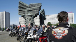 Uczestnicy XXI Międzynarodowego Motocyklowego Rajdu Katyńskiego im. Komandora Wiktora Węgrzyna na starcie pod pomnikiem Powstańców Śląskich w Katowicach. Fot. PAP/A. Grygiel