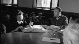 Warszawa, 1947-07-08. Pierwszy dzień procesu członków Zrzeszenia Wolność i Niezawisłość (WiN), oskarżonych o działalność szpiegowską w ramach komórki wywiadowczej o kryptonimie Liceum. Rozprawa toczyła się przed Wojskowym Sądem Rejonowym. Nz. oskarżona Barbara Sadowska przegląda protokoły zeznań ze śledztwa. Fot. mgs PAP
