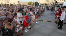Śpiewanie pieśni wojskowych na placu Marszałka Józefa Piłsudskiego w Warszawie. 15.08.2021. Fot. PAP/P. Supernak