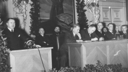 Prezydent Warszawy Stefan Starzyński (1. z lewej), wiceprezydent Warszawy Julian Kulski (I.rz. 3. z prawej) podczas zebrania przedwyborczego Związku Legionistów Polskich w Warszawie. 1938 r. Fot. NAC