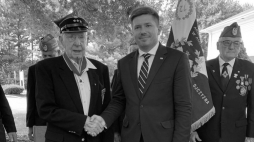 Konsul Adrian Kubicki wręczył Krzyż Komandorski Orderu Odrodzenia Polski por. Stefanowi Skielnikowi za wybitne zasługi w działalności polonijnej w USA. 17.07.2021. Źródło: Konsulat Generalny RP w Nowym Jorku