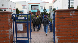Uczniowie przed budynkiem Szkoły Podstawowej z Oddziałami Integracyjnymi nr 341 im. Twórców Literatury Dziecięcej w Warszawie. Fot. PAP/R. Guz