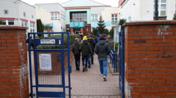Uczniowie przed budynkiem Szkoły Podstawowej z Oddziałami Integracyjnymi nr 341 im. Twórców Literatury Dziecięcej w Warszawie. Fot. PAP/R. Guz