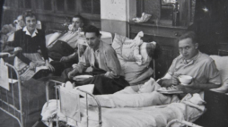 Szpital polowy na ul. Złotej 22 w Warszawie – fotografia z archiwum Henryka Śmigacza z okresu Powstania Warszawskiego zaprezentowane w IPN w Warszawie. Fot. PAP/R. Pietruszka