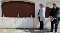  Tykocin, 25.08.2021. Attaché ds. dyplomacji publicznej Ambasady Izraela w Polsce Irit Yakhnes (L) podczas odsłonięcia tablicy pamiątkowej na ogrodzeniu placu synagogalnego, na której wygrawerowano prawie 400 nazwisk rodzin tykocińskich pomordowanych w dniach 25-26 sierpnia 1941 roku, 25 bm. w Tykocinie. Trwają obchody 80. rocznicy zagłady Żydów z Tykocina. Fot. PAP/A. Reszko