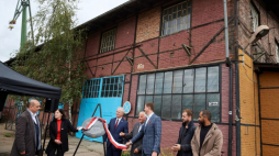 Dyrektor Europejskiego Centrum Solidarności w Gdańsku Basil Kerski (L), działaczka antykomunistyczna Bożena Grzywaczewska (2L), senator KO Sławomir Rybicki (3L), działacz związkowy i opozycjonista w okresie PRL Jan Rulewski (4L) i zastępca prezydenta Gdańska Piotr Grzelak (5L) podczas odsłonięcia tablicy pamiątkowej przed warsztatem, w którym pracował Lech Wałęsa. Fot. PAP/A. Warżawa