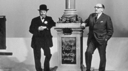 Warszawa 1974. Zdjęcia do dokumentalnego filmu propagandowego o sukcesach PRL, w reż. Romana Wionczka pt. Podróż w XXX-lecie. Film powstał na XXX-lecie Polski Rzeczpospolitej Ludowej. Na zdjęciu: studio Wytwórni Filmów Dokumentalnych przy ul. Chełmskiej (Wytwórnia Filmów Dokumentalnych i Fabularnych), Stefan Friedman (L) w roli historyka-amatora pana Teofila Piecyka, bohatera opowieści Stefana Wiecheckiego ps. Wiech (P). Fot. PAP/G. Rogiński 