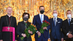 Gdańsk, 31.08.2021. Od lewej: metropolita gdański abp Tadeusz Wojda, marszałek Sejmu Elżbieta Witek, premier Mateusz Morawiecki, przewodniczący Zarządu Regionu Gdańskiego NSZZ „Solidarność” Krzysztof Dośla oraz wykonawca ołtarza w Bazylice Leszek Sobiech po uroczystej mszy świętej w Bazylice św. Brygidy w Gdańsku. Trwają obchody 41. rocznicy podpisania Porozumień Sierpniowych. Fot. PAP/A. Warżawa