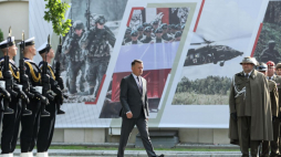 Minister obrony narodowej Mariusz Błaszczak (C) podczas uroczystości w ramach obchodów Święta Wojska Polskiego. Warszawa, 14.08.2021. Fot. PAP/L. Szymański