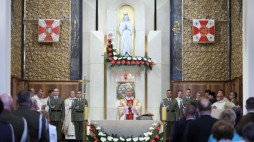 Biskup polowy WP Józef Guzdek (C) przewodniczy mszy świętej za ojczyznę i polskich żołnierzy w Katedrze Polowej WP. Warszawa, 15.08.2021. Fot. PAP/L. Szymański