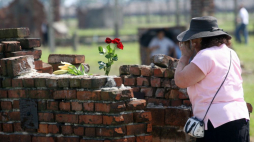 Dzień Pamięci o Zagładzie Romów na terenie b. niemieckiego obozu zagłady Auschwitz-Birkenau. 2009 r. Fot. PAP/J. Bednarczyk