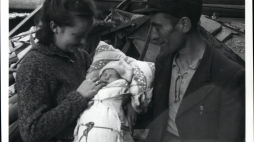 Rodzina na tle ruin Warszawy na fotografii Henryka Śmigacza. Źródło: Fb Archiwum IPN