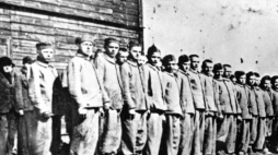 Apel w części obozowej dla chłopców – obóz przy ul. Przemysłowej w Łodzi, wiosna 1943 r. Źródło: IPN w Łodzi
